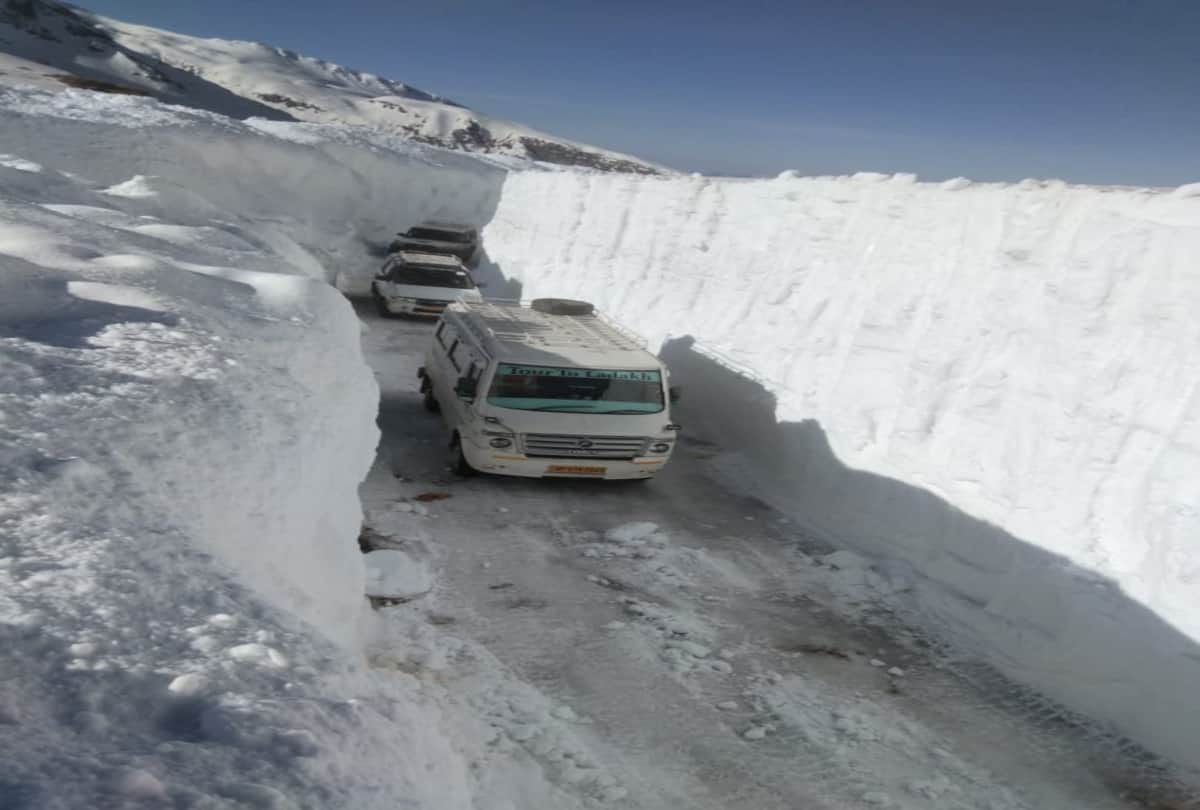 vehicles plying in 25 feet snow in rohtang himachal