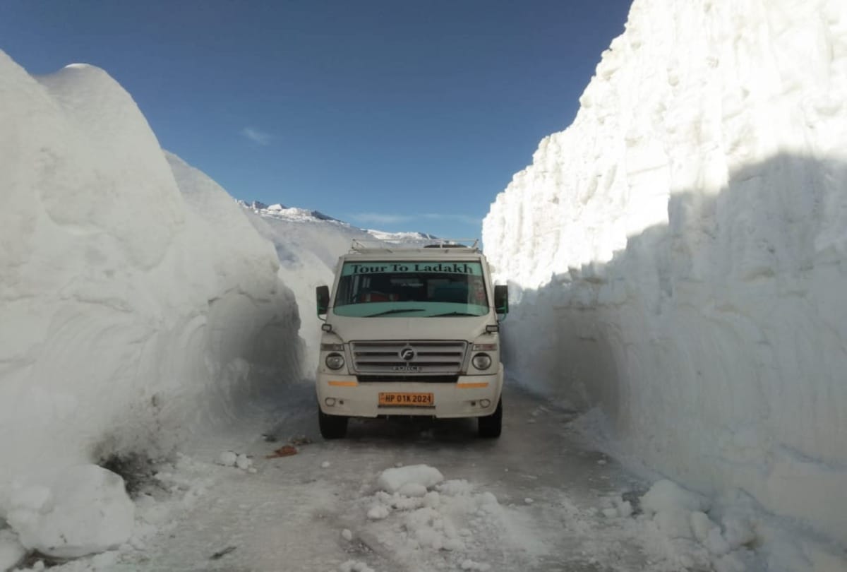 vehicles plying in 25 feet snow in rohtang himachal