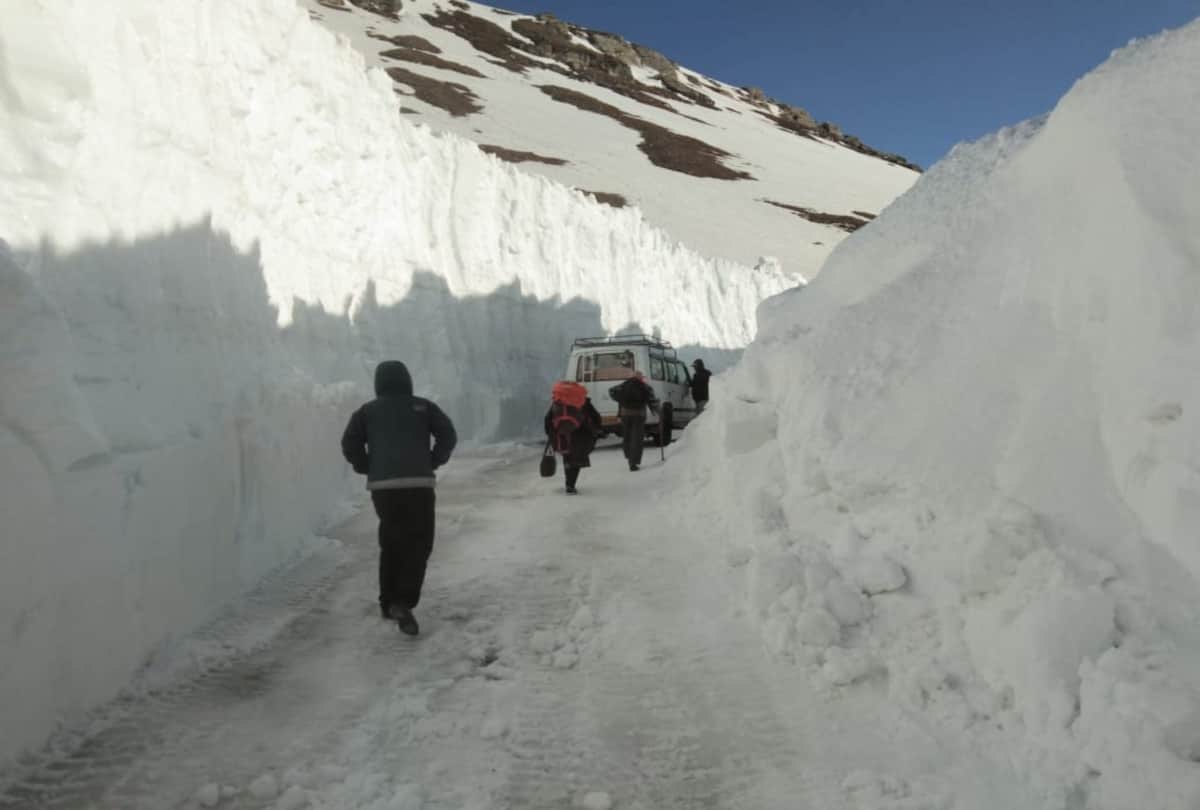 vehicles plying in 25 feet snow in rohtang himachal