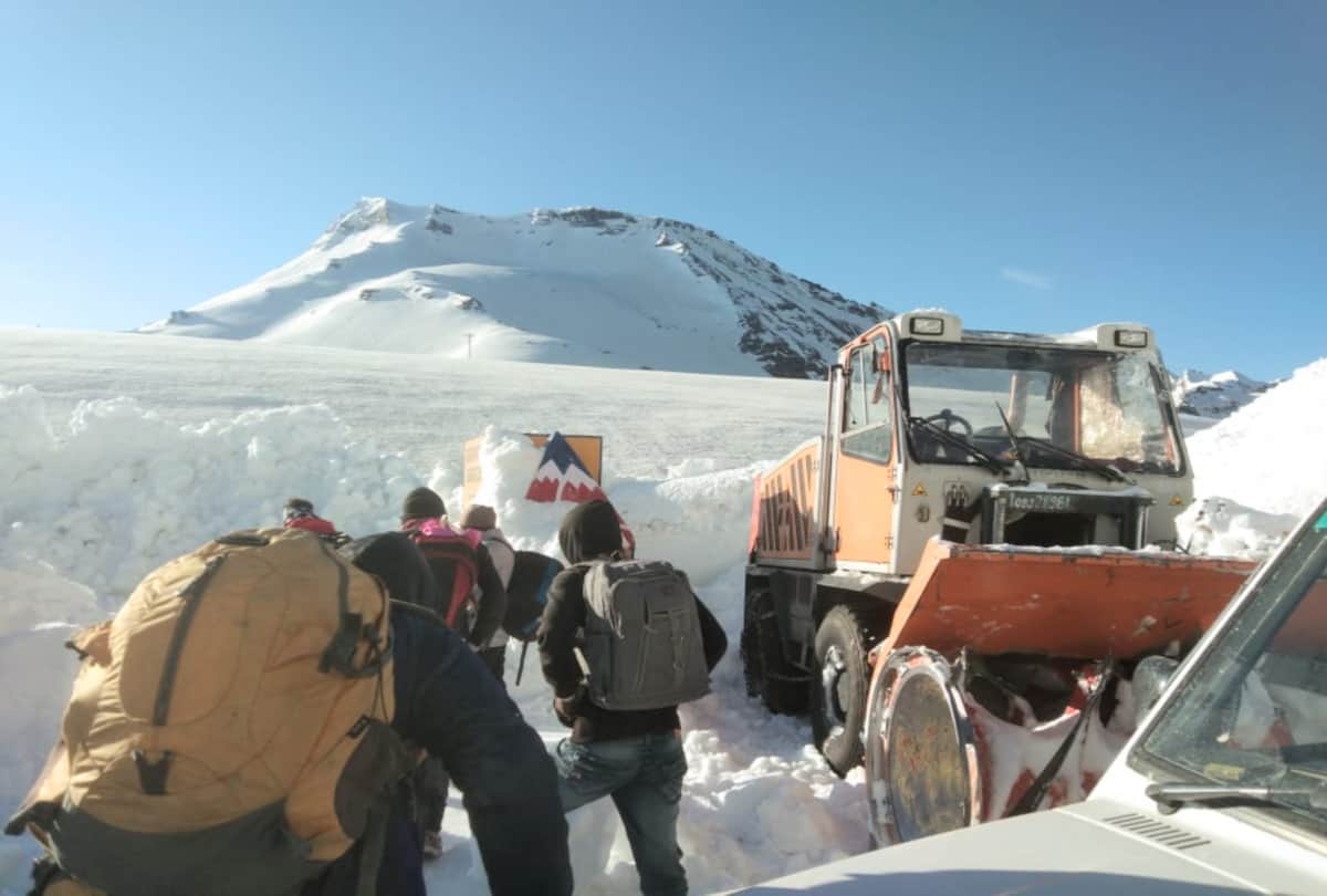 vehicles plying in 25 feet snow in rohtang himachal