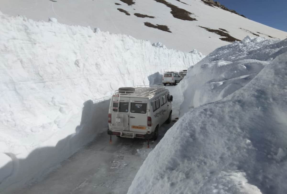 vehicles plying in 25 feet snow in rohtang himachal