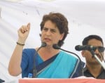 सिद्धार्थनगर के साड़ी तिराहे पर जनसभा को संबोधित करतीं राष्ट्रीय महासचिव प्रियंका गांधी।