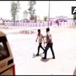 हाथ में कुल्हाड़ी लेकर अधिकारी को धमकाने पहुंचा व्यक्ति