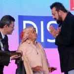 शूटर दादी चंद्रो तोमर को नमस्कार करते संजय दत्त