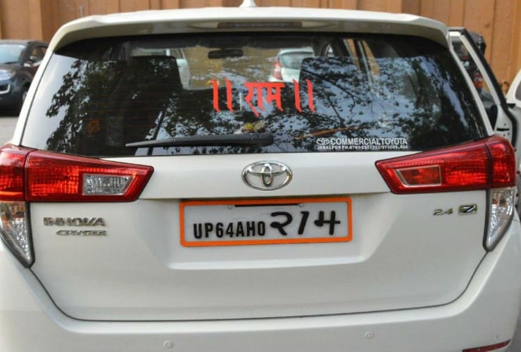 तस्वीरेंपरिवहन नियमों का उल्लंघन कर दौड़ रहे कई वाहन, नंबर प्लेट्स में