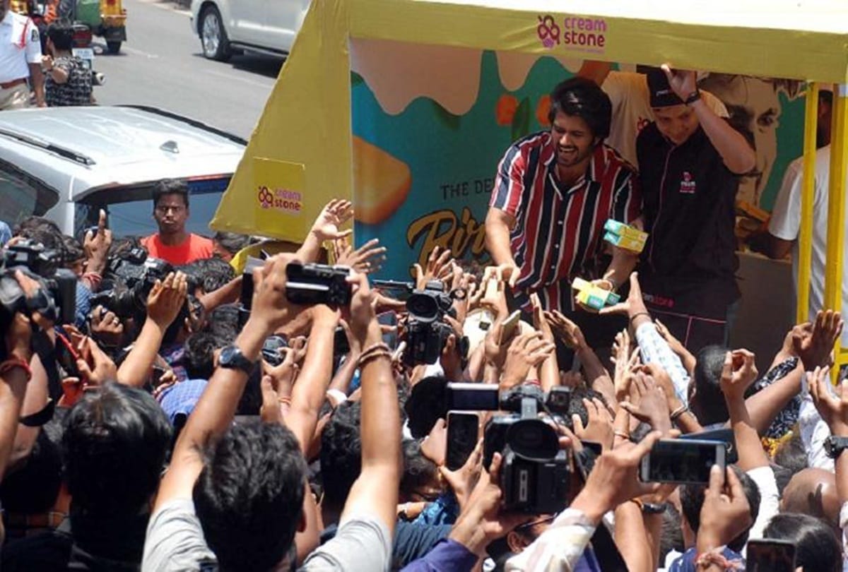 vijay devarakonda birthday treat icecream for fans