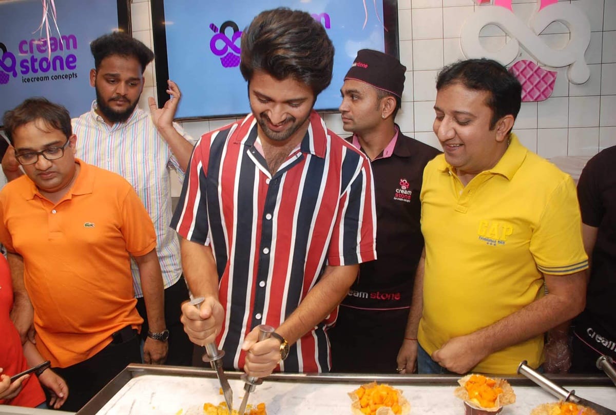 vijay devarakonda birthday treat icecream for fans