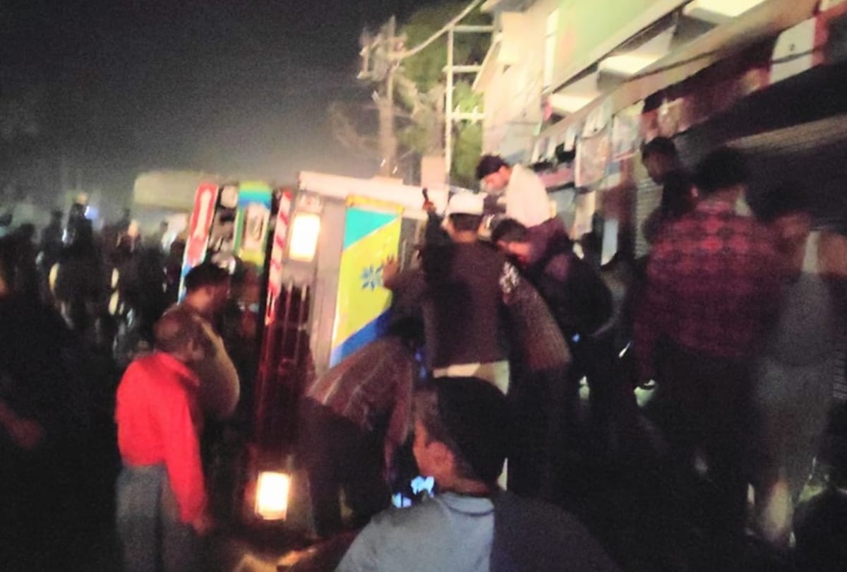 UP Bulandshahr truck hits divider and turn around dozens of farmers come under it