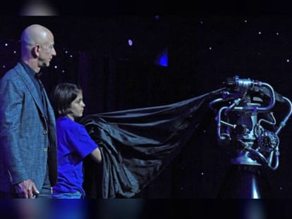 Amazon CEO Jeff Bezos Unveiled The Companys Blue Moon Lunar Lander