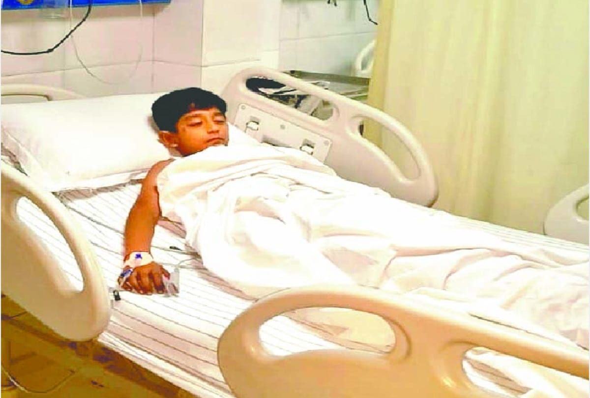 elderly beat child on road at vijaynagar