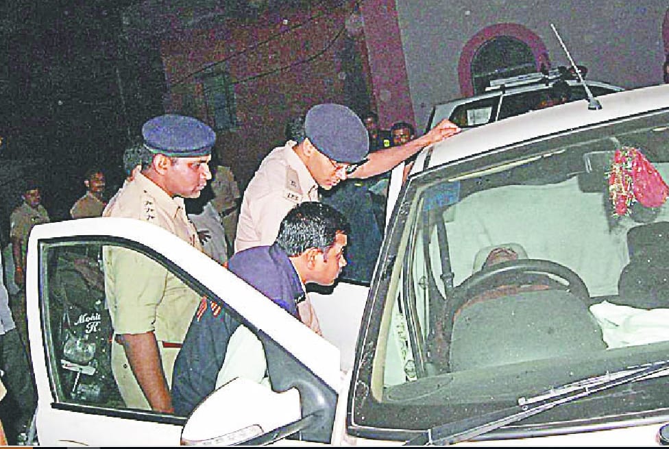 Two people found dead in a car on the throat of Bhola