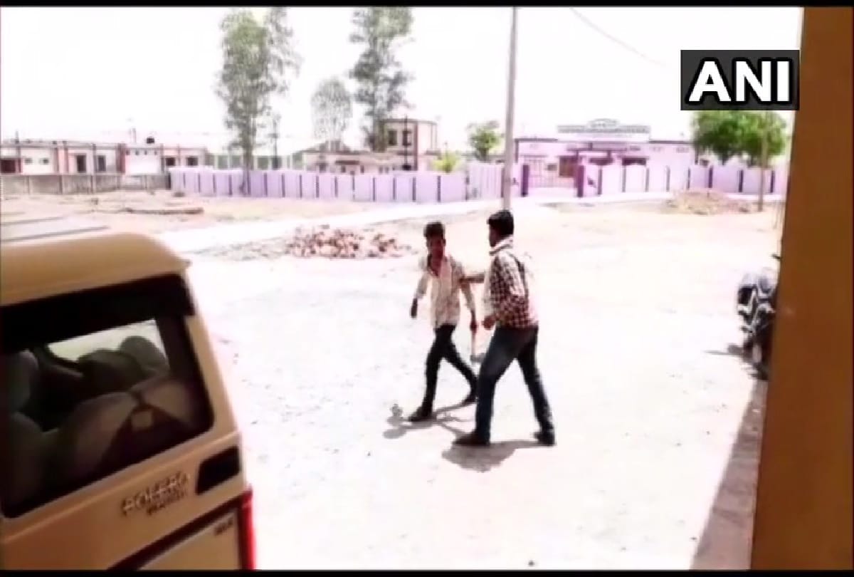 Man threaten Government Official by hatchet to release Pradhan Mantri Awas Yojana funds in Damoh