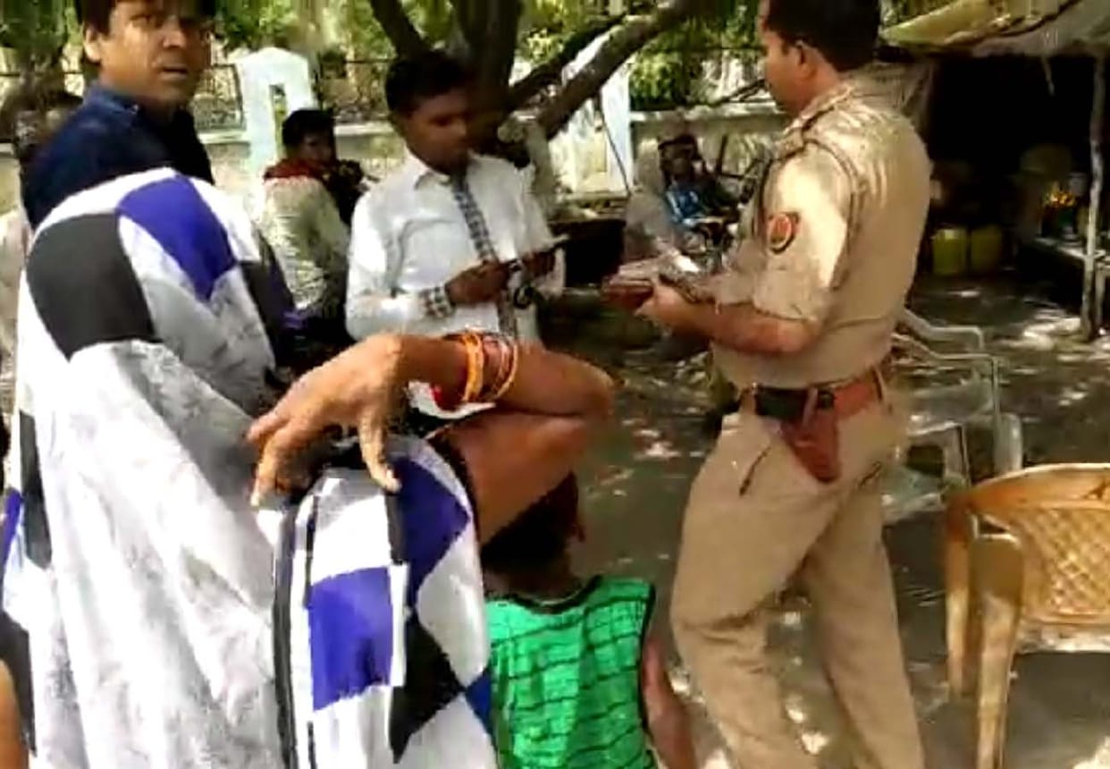 police take bribe from old woman in kanpur dehat