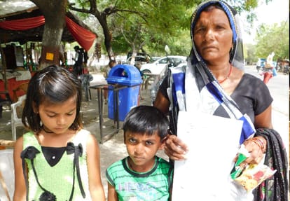 police take bribe from old woman in kanpur dehat