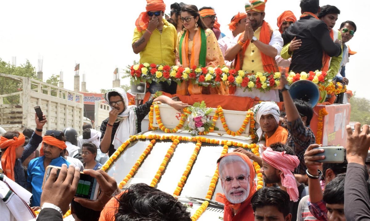 Lok sabha election 2019 nirahua road show in azamgarh with amrpali dubey and pawan singh