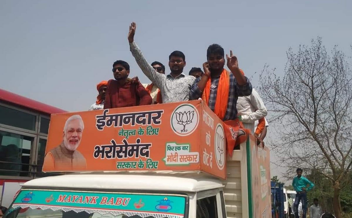 Lok sabha election 2019 nirahua road show in azamgarh with amrpali dubey and pawan singh