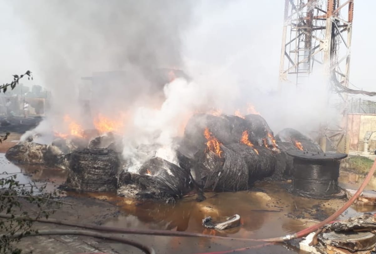 Massive fire broke out in field at Rudhauli basti