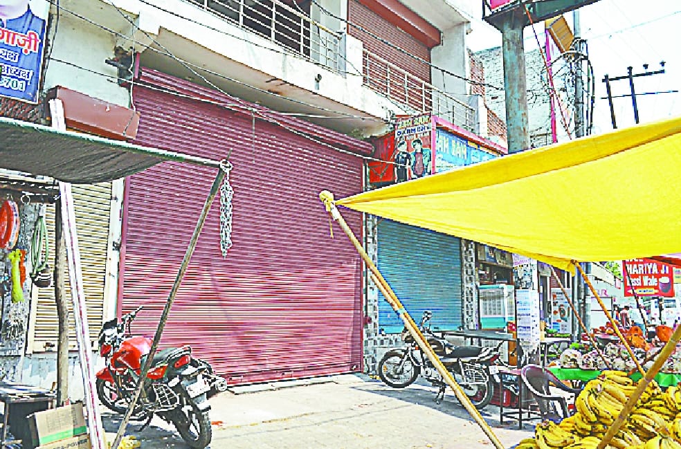 Open game of illegal construction in the complex behind the closed shutter