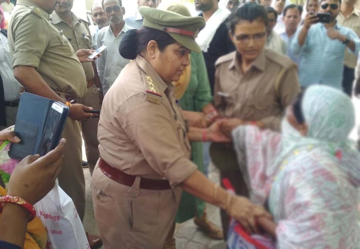Woman tried to self immolation in fatehpur collectorate