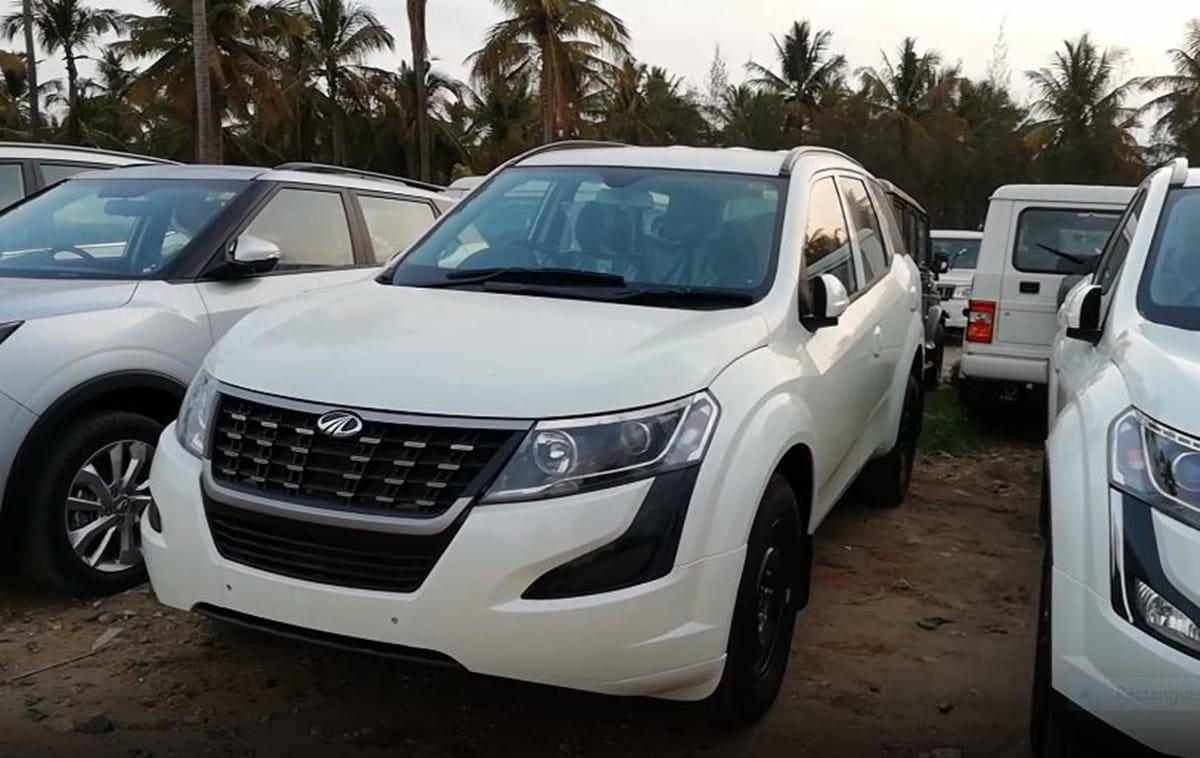 Engine and features comparison of Mahindra XUV500 X3 vs Tata Harrier XE base variants models