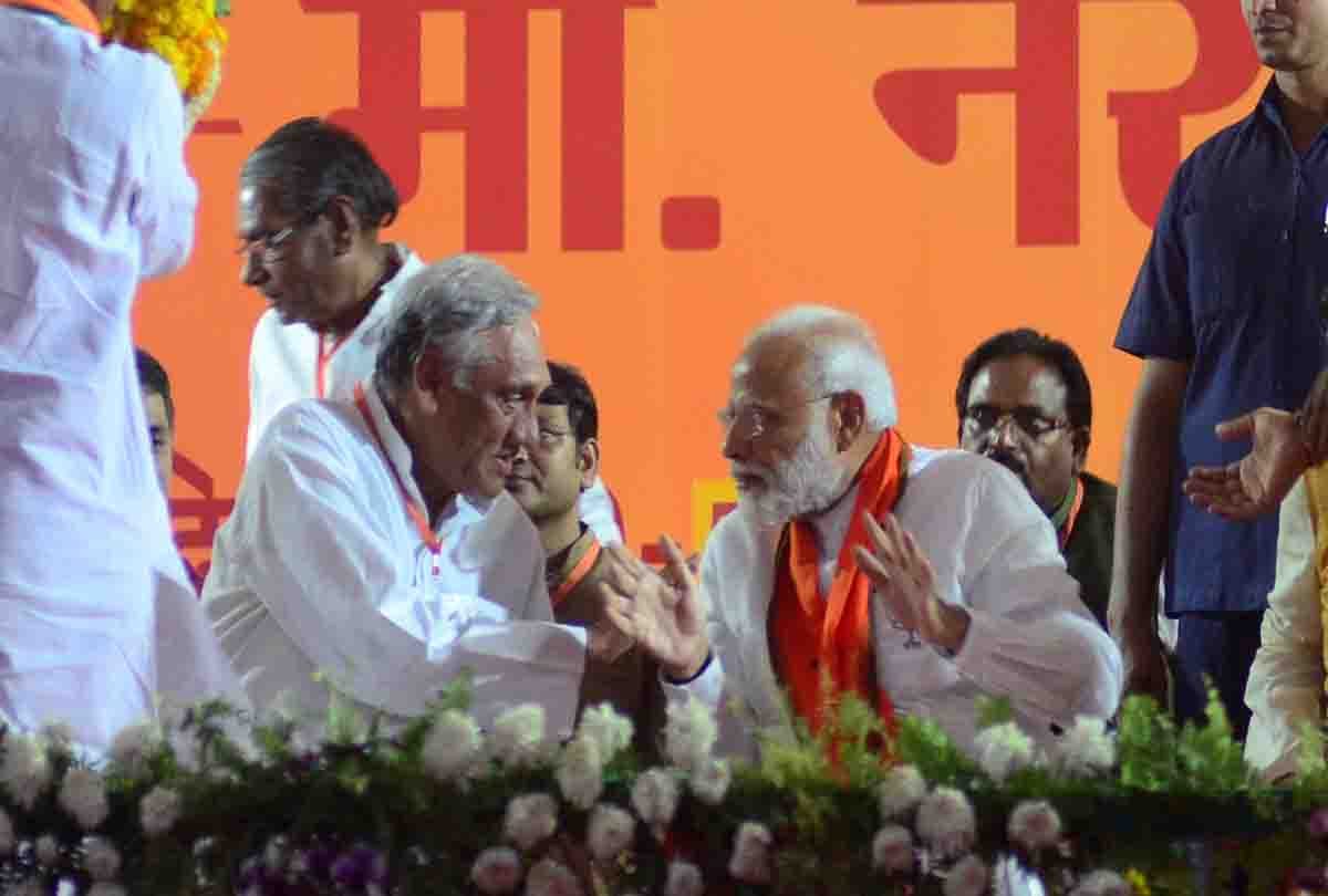 Black flag shown to Modi in Prayagraj, beat up
