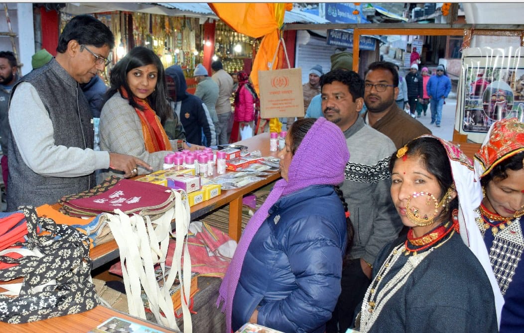Governor Baby Rani maurya visit india china border after worship badrinath dham 
