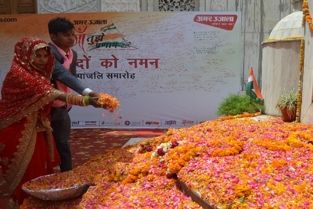 The city peoples offered a floral tribute to the martyrs in Augharnathh temple Meerut