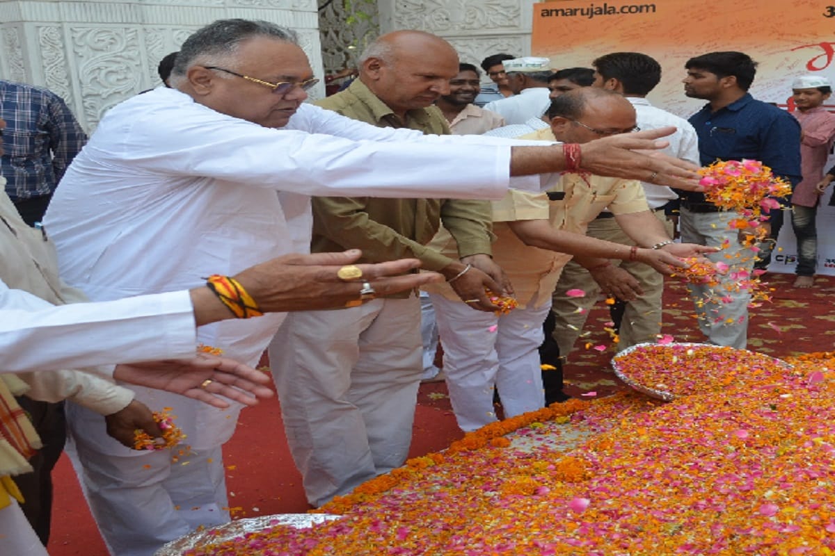 The city peoples offered a floral tribute to the martyrs in Augharnathh temple Meerut
