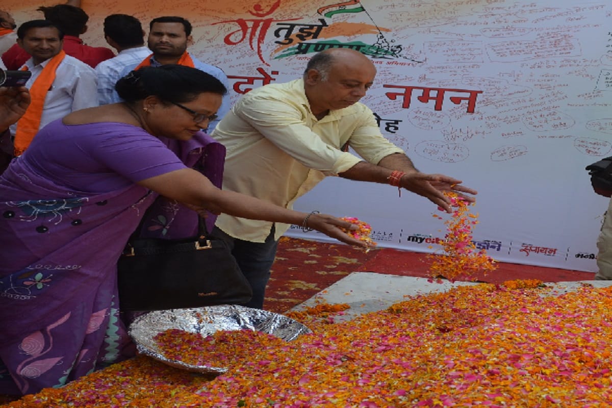 The city peoples offered a floral tribute to the martyrs in Augharnathh temple Meerut