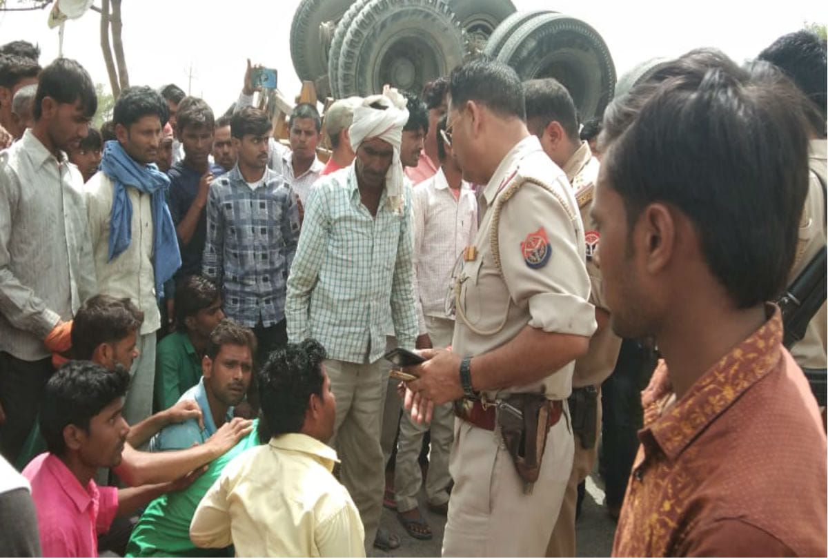 man dies in truck overturned in mainpuri