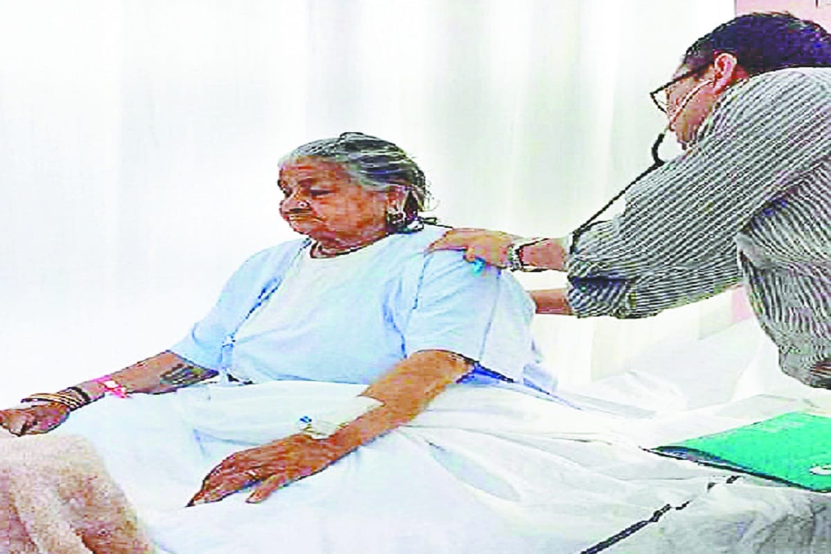 Monkey attacks on Shooter Dadi Chandro Tomar of Baghpat and treatment are in Delhi Aims hospital