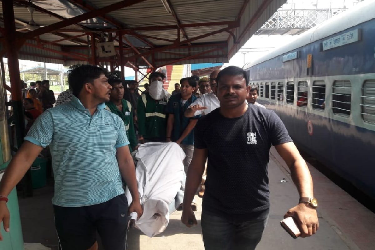 A woman gave birth to son in Ujjaini express train at Muzaffarnagar