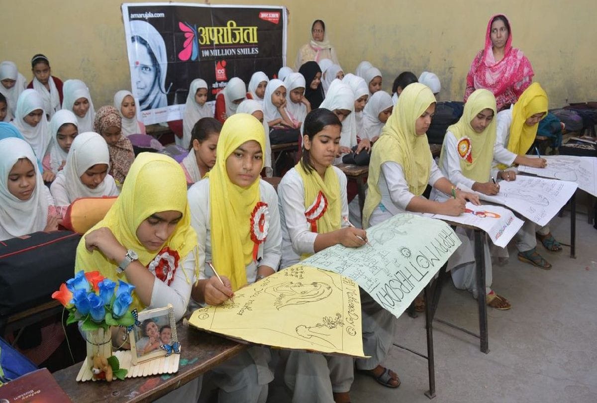 aparajita 100 million smiles girl make painting on mother's day 2019 in firozabad