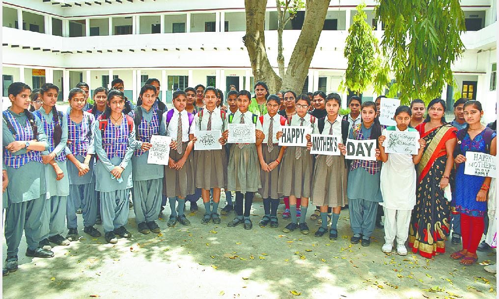 पोस्टर बनाकर छात्राओं ने व्यक्त की मां के प्रति भावनाएं