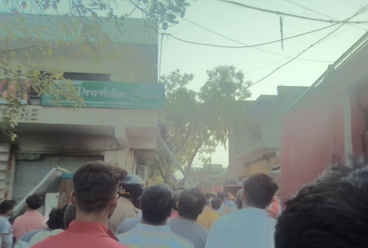 two dies due to fire in Provision Store at house in agra