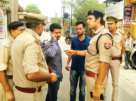 10.9 million looted from business brothers in Etawah