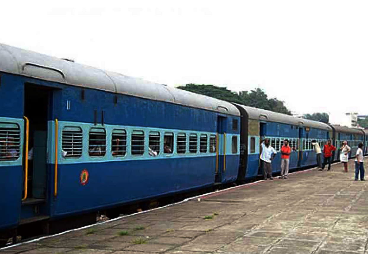 loot in Durg - Nautanwa Express's sleeper coach
