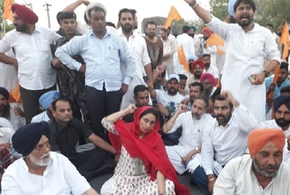 Lok sabha election 2019, Union Minister Harsimrat kaur badal sitting on dharna