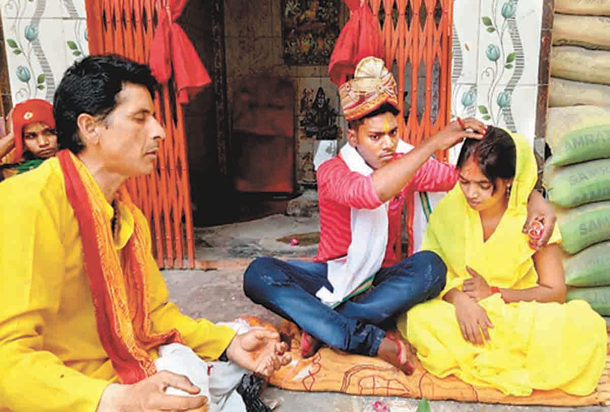 couple committed to marriage in Kada Kotwali.