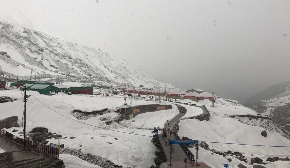 weather update today: Snowfall in uttarakhand mountains area during summers