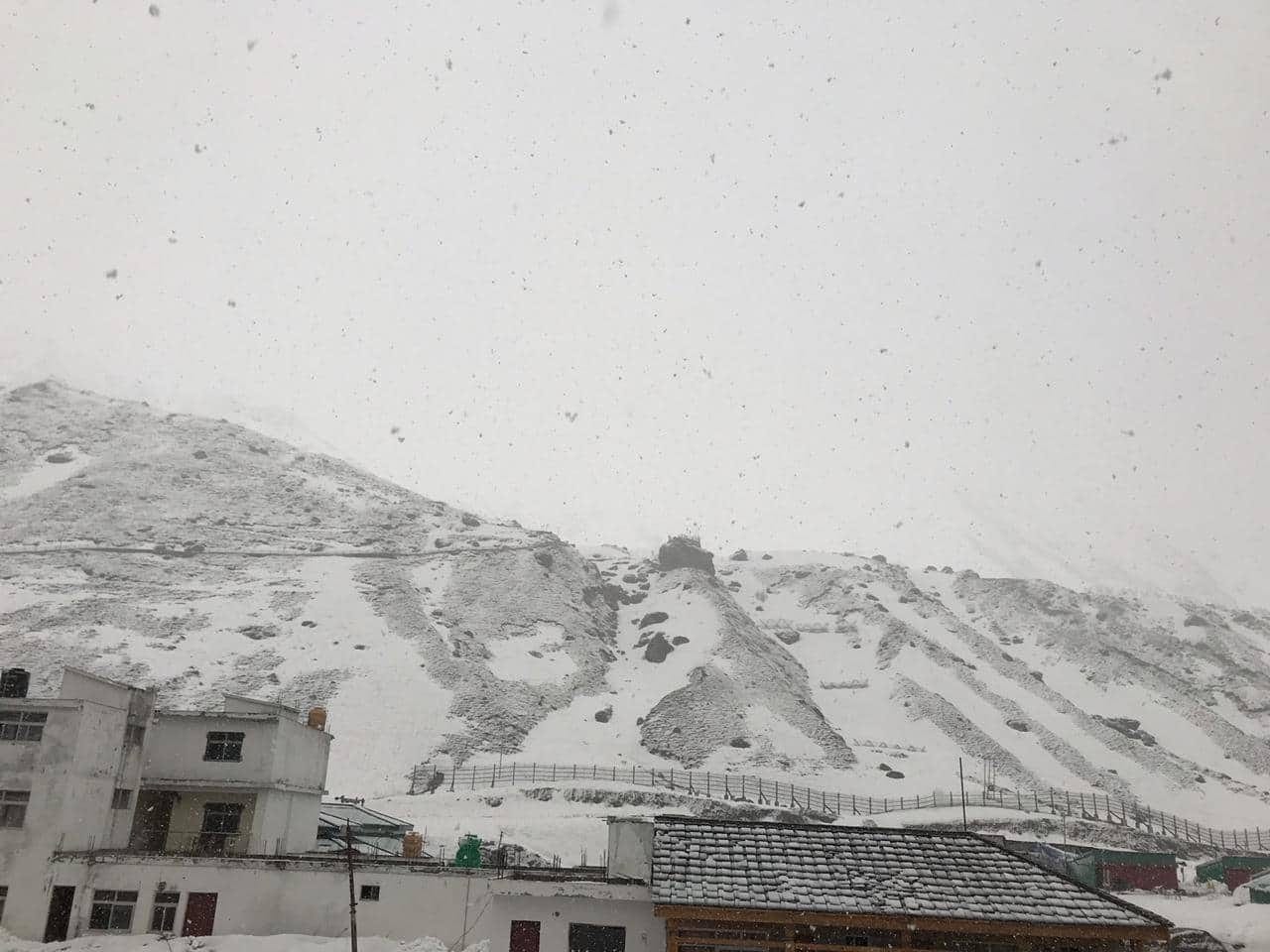 weather update today: Pilgrims Slipping on snow in kedarnath dham sdrf helped them 
