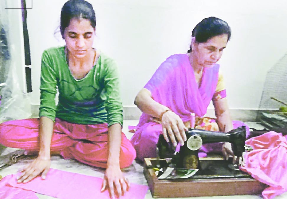 maa ke saath pita ki bhi jimedaari nibha rahi somti