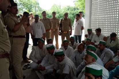 धरना देकर बैठे भारतीय किसान यूनियन के कार्यकर्ता