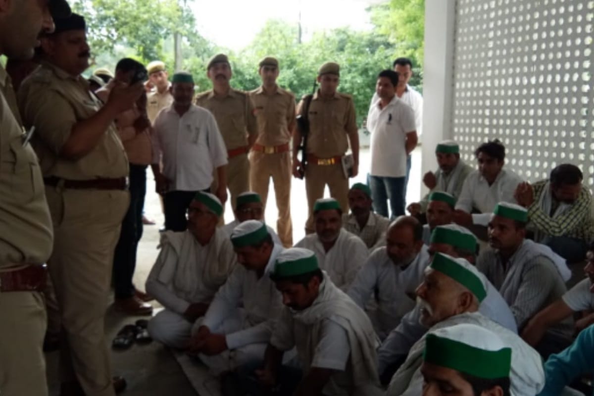 Bhartiya kisan union suporters rucks and Protest at the ADG office in Meerut