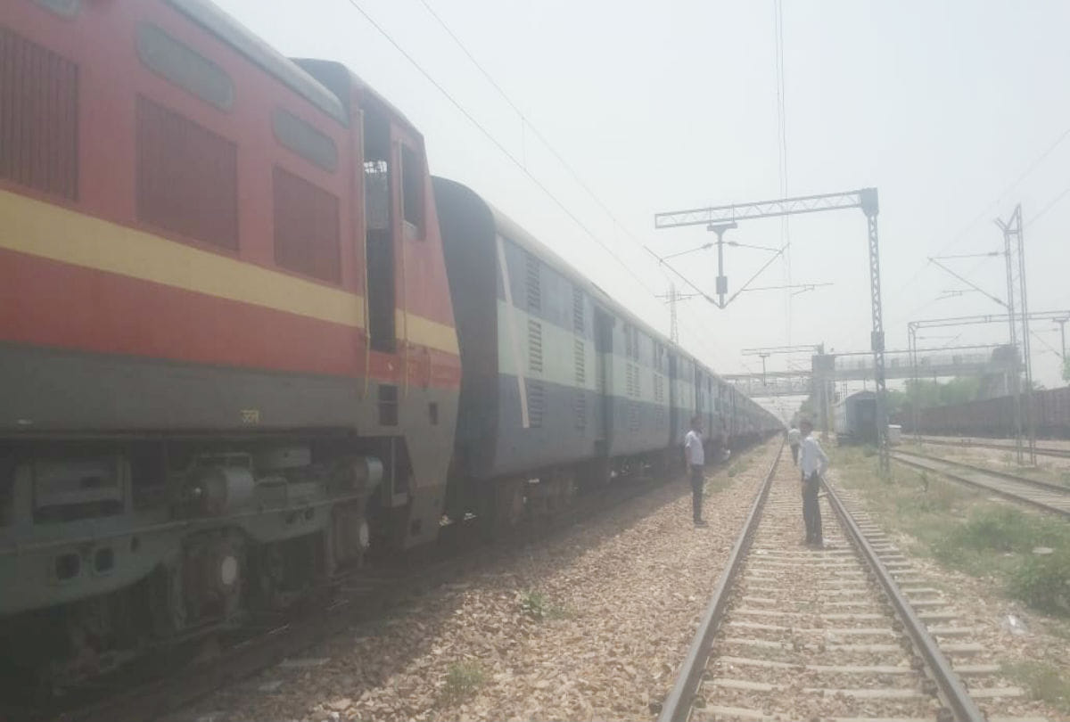 mumbai janta express engine fails in mathura