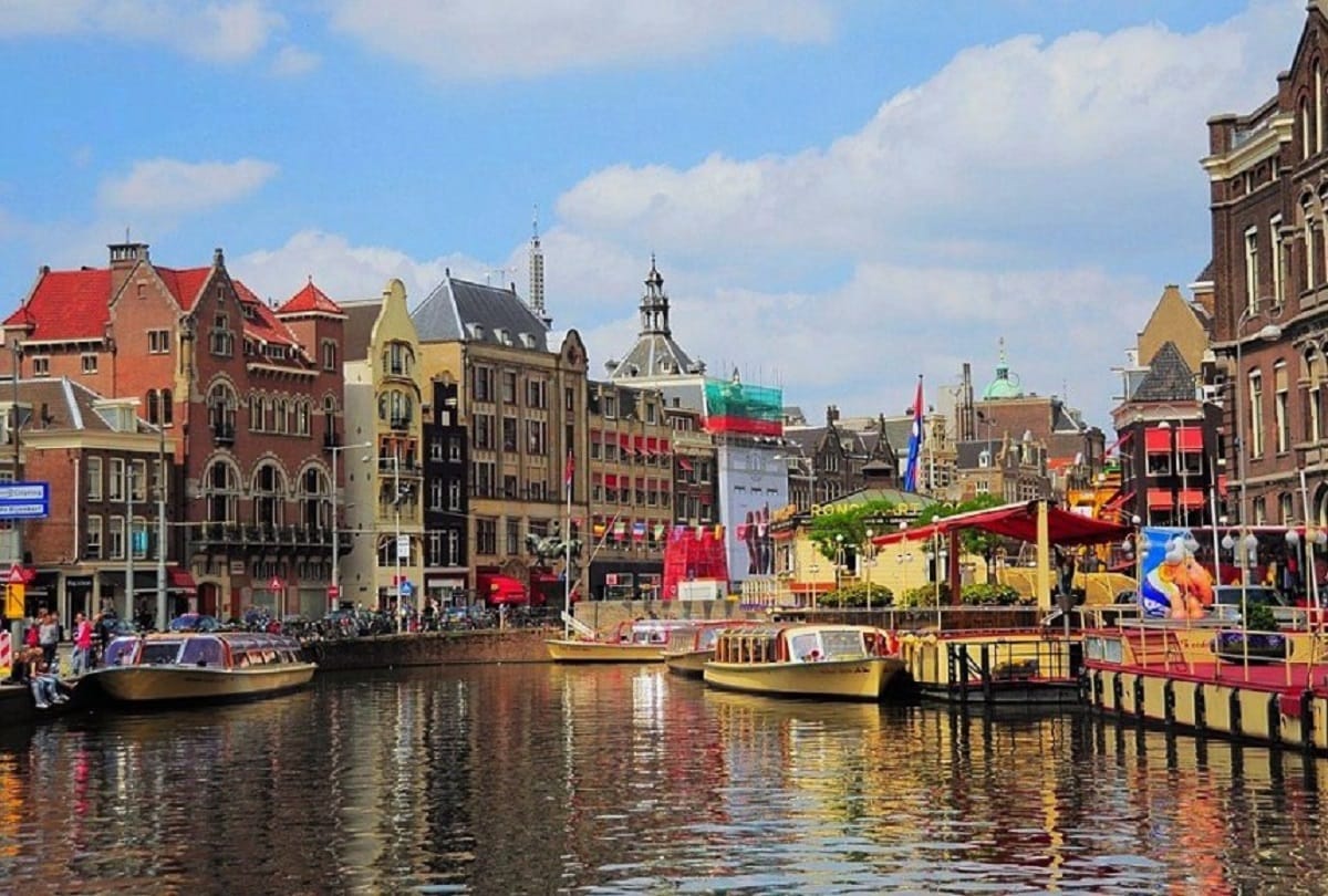 know how flood management system works in netherlands during rainy season