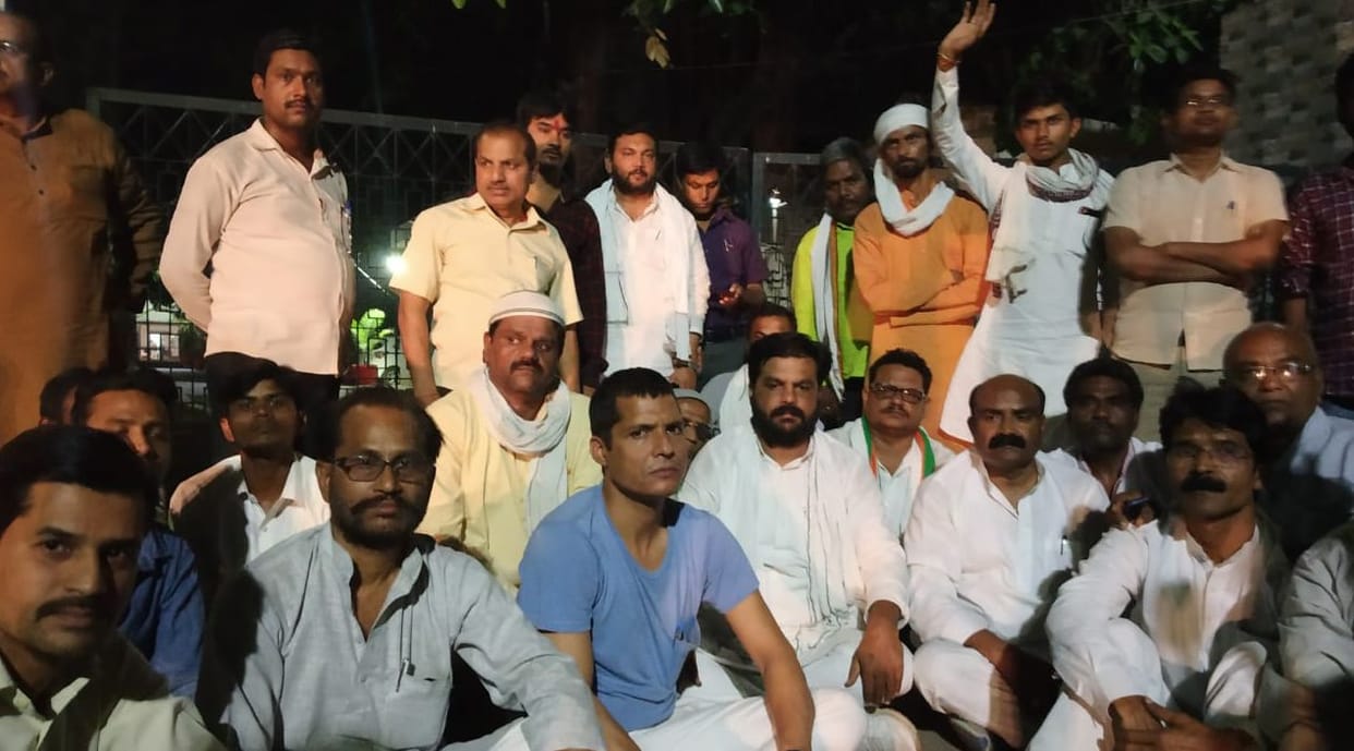 Prayagraj: Congress candidate at DM gate of DM