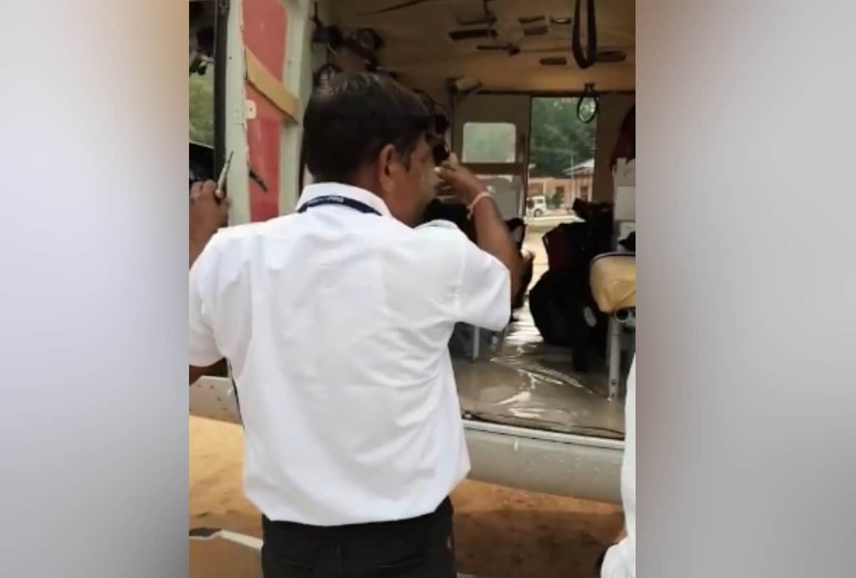 Rahul gandhi viral video helps pilot for repair door of helicopter una himachal pradesh