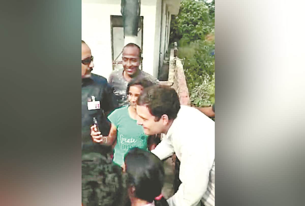 Rahul gandhi viral video helps pilot for repair door of helicopter una himachal pradesh