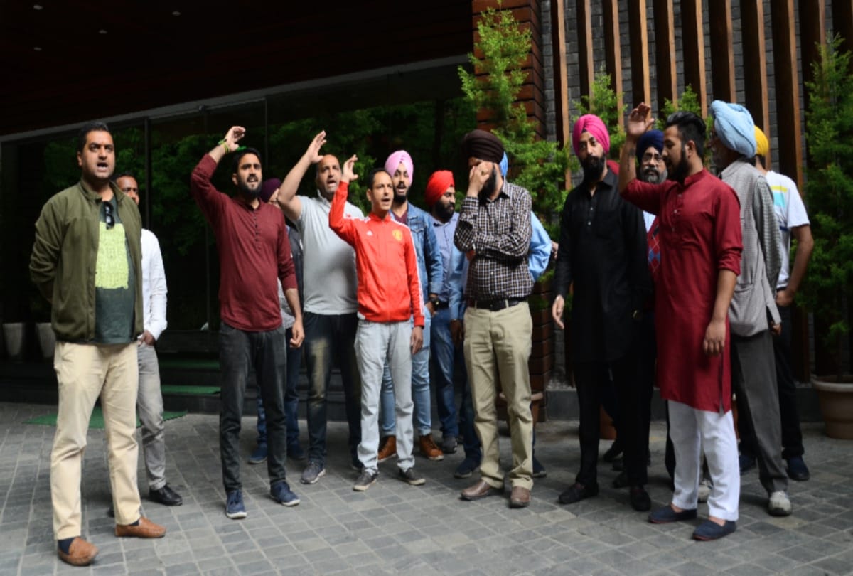 go back slogan against sam pitroda in shimla by Sikh protesters